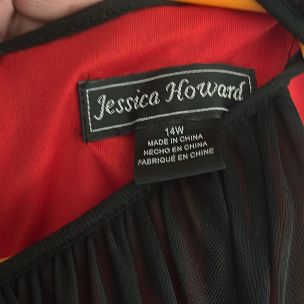 Black and red lined sleeveless evening dress
Jessica Howard - Picture 4 of 7